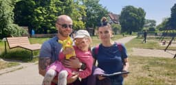 Rodzina z dzieckiem podczas weekendowej gry miejskiej w Gdansku