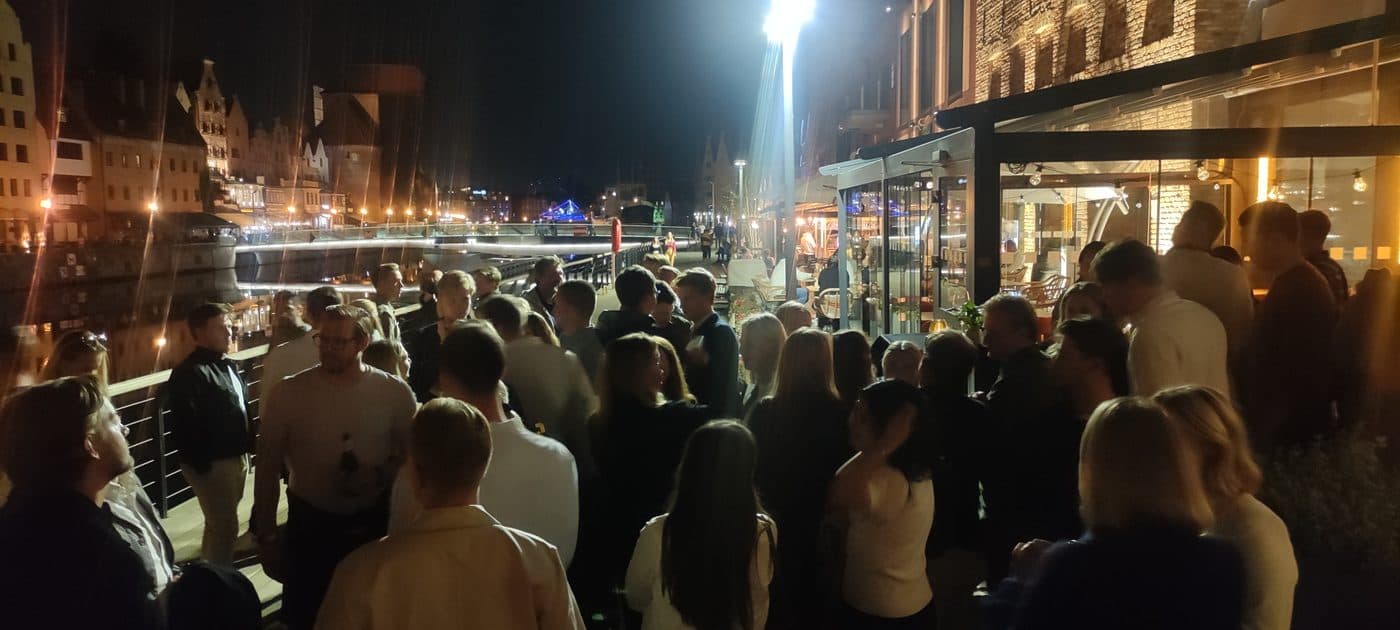 Wieczorna kolacja przy Motławie - płynne przejście z gry miejskiej do strefy networkingu