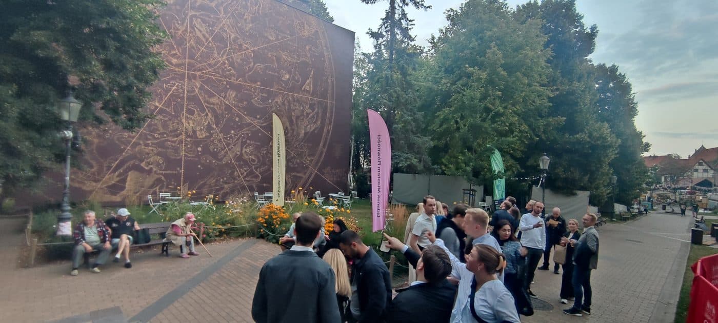 Mural z mapą nieba autorstwa Heweliusza - punkt zagadki w grze miejskiej
