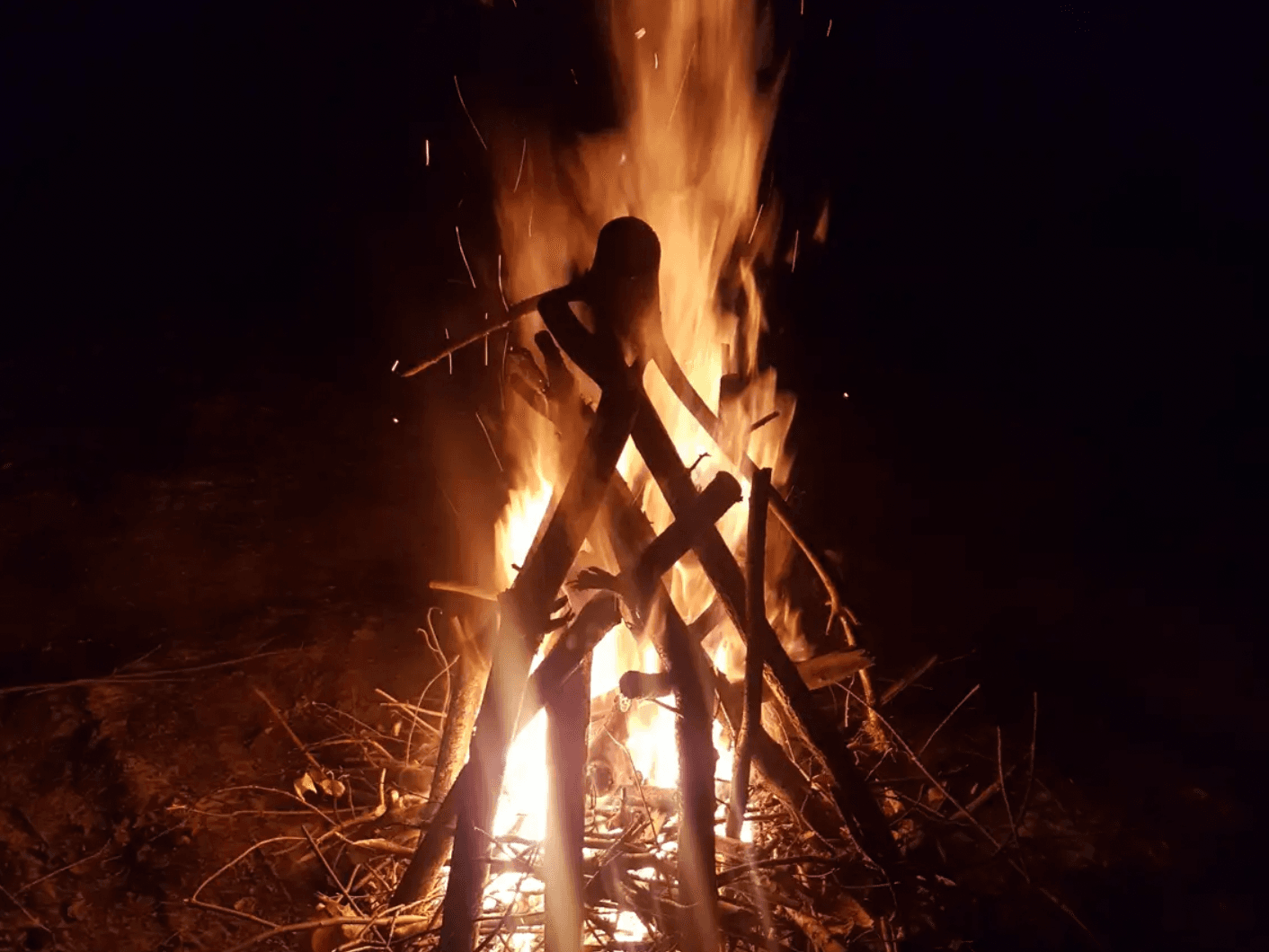 Ognisko integracyjne nocą - płomienie i iskry