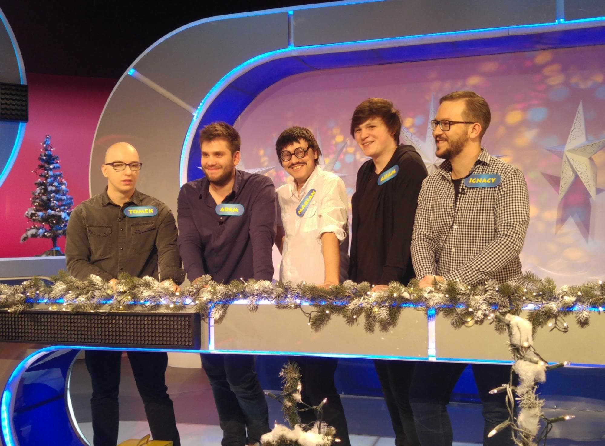 Drużyna w studiu quizowym - quiz firmowy w stylu Familiady