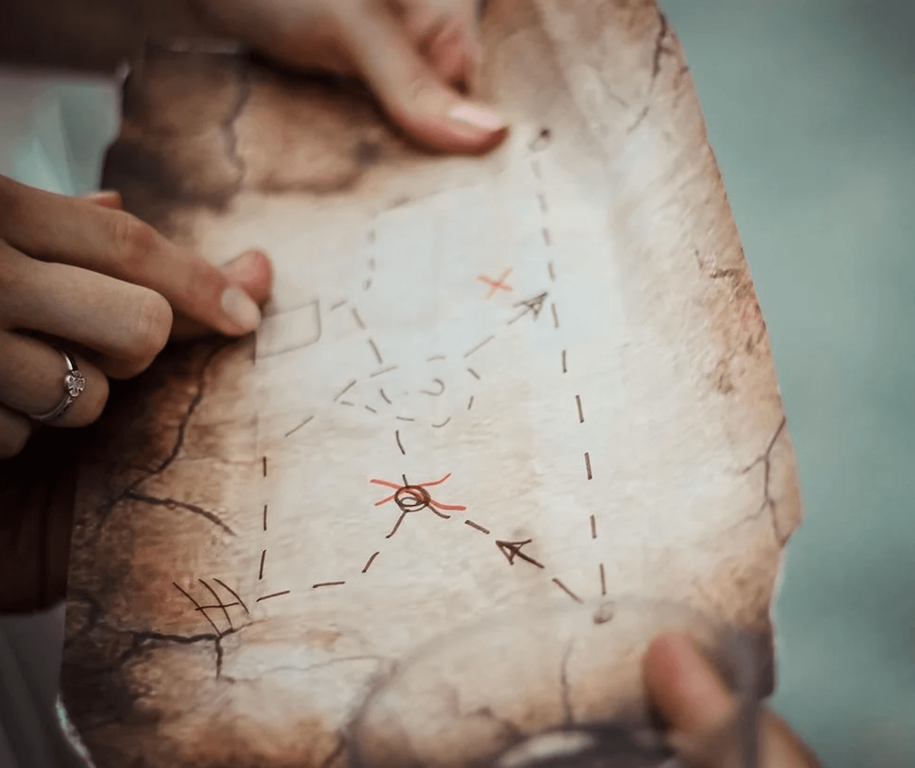 Mapa skarbów trzymana w dłoniach - rajd na orientację