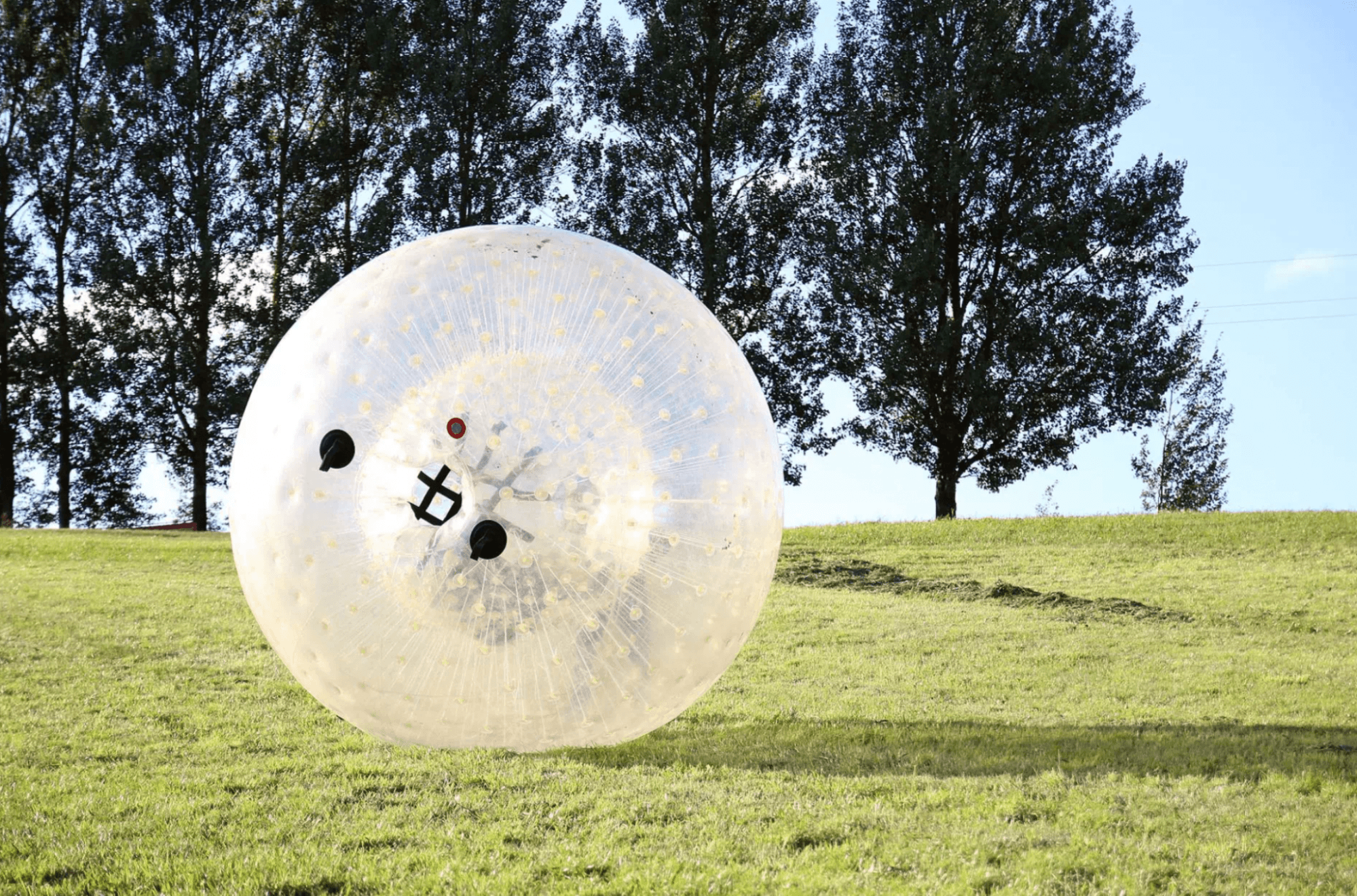 Zorbing - przezroczysta kula tocząca się po trawie