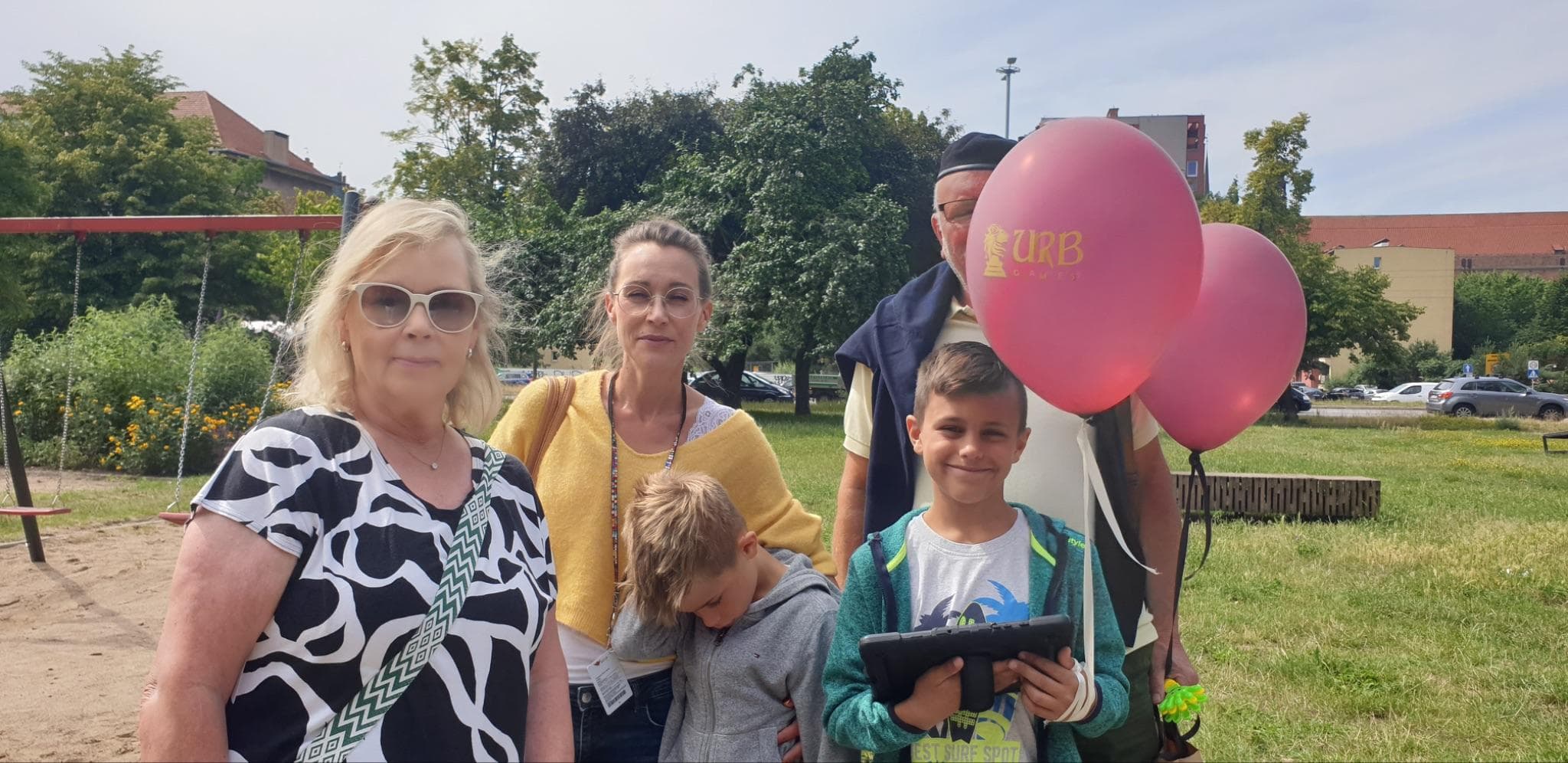 Wielopokoleniowa rodzina grajaca w gre miejska UrbGames z balonami