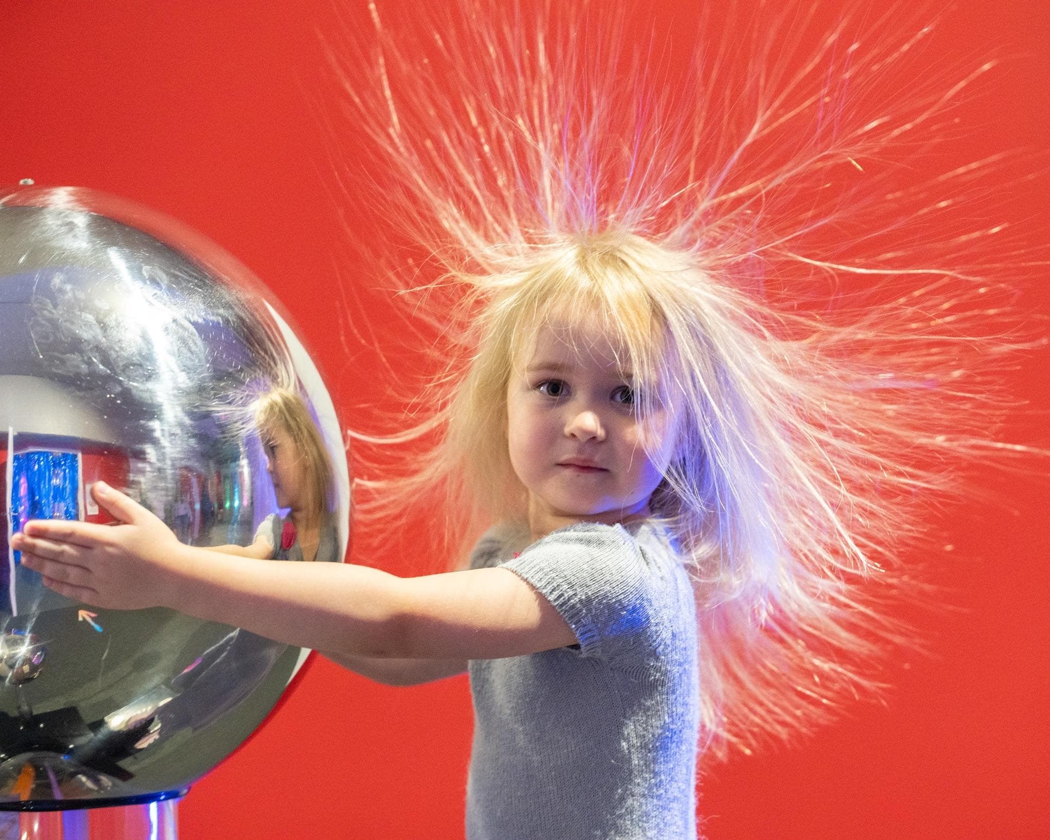 Dziecko przy kuli Van de Graaffa w DeJa Vu Muzeum Iluzji w Gdansku