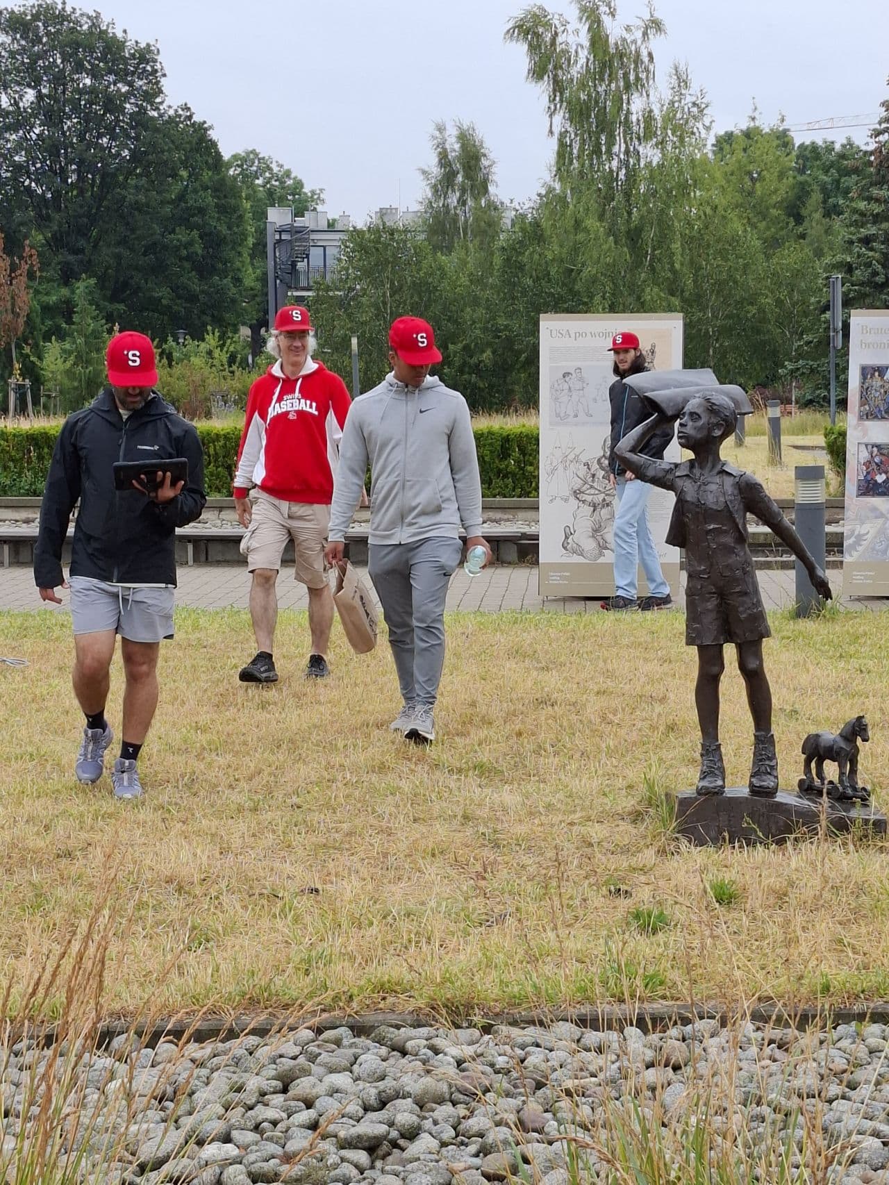 Swiss Baseball Federation - drużyna z tabletem przy pomniku w Łodzi