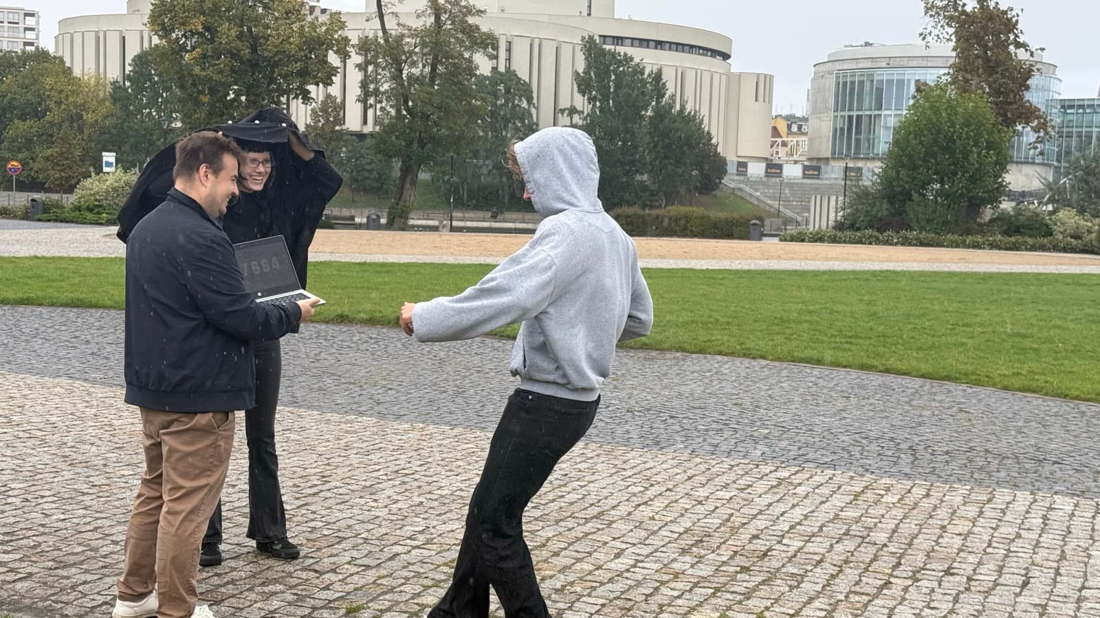 Gra miejska SISITY w deszczu nad Brdą w Bydgoszczy, w tle Opera Nova
