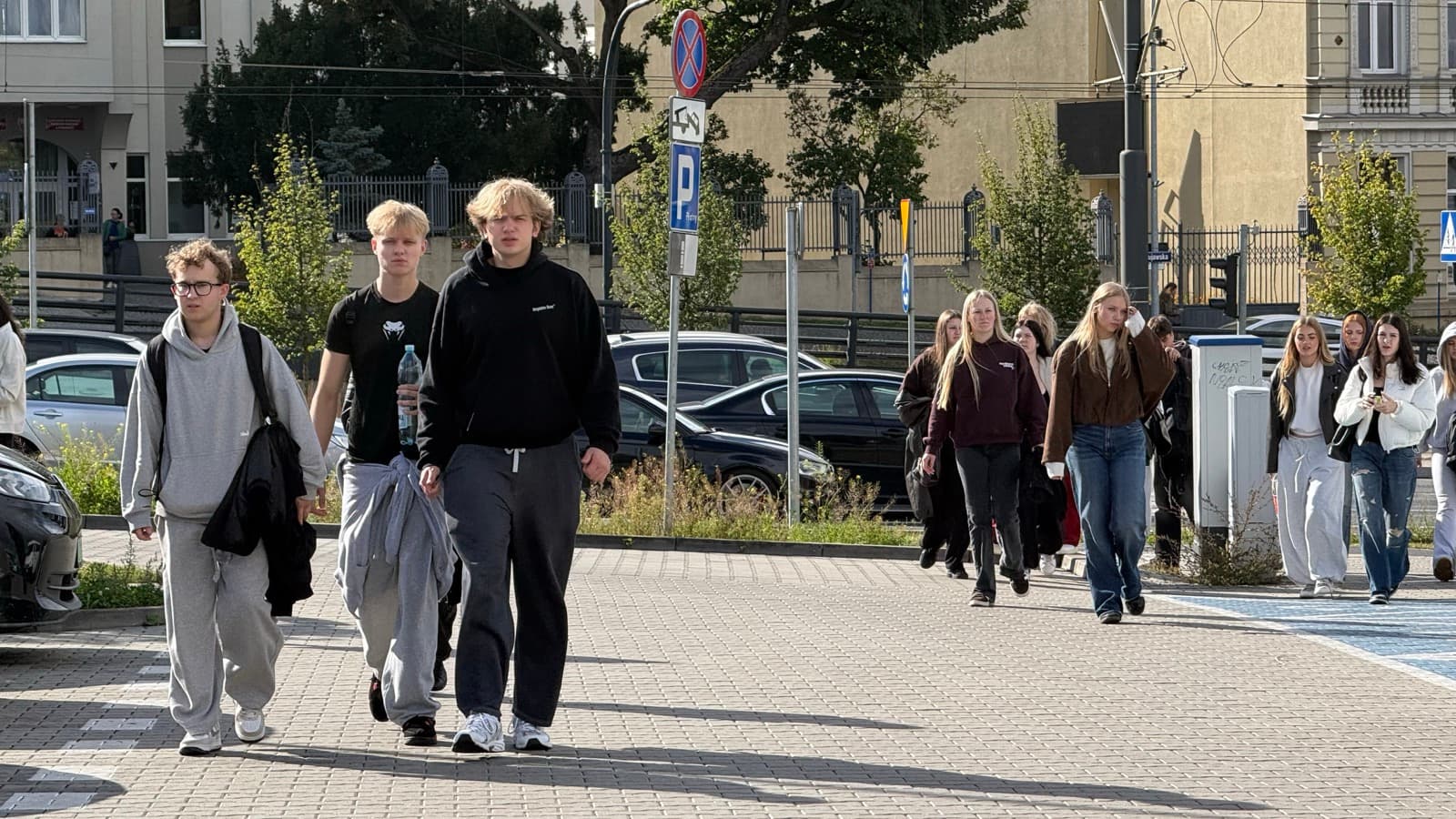 Licealiści z Koluszek idą ulicami Bydgoszczy podczas gry miejskiej SISITY