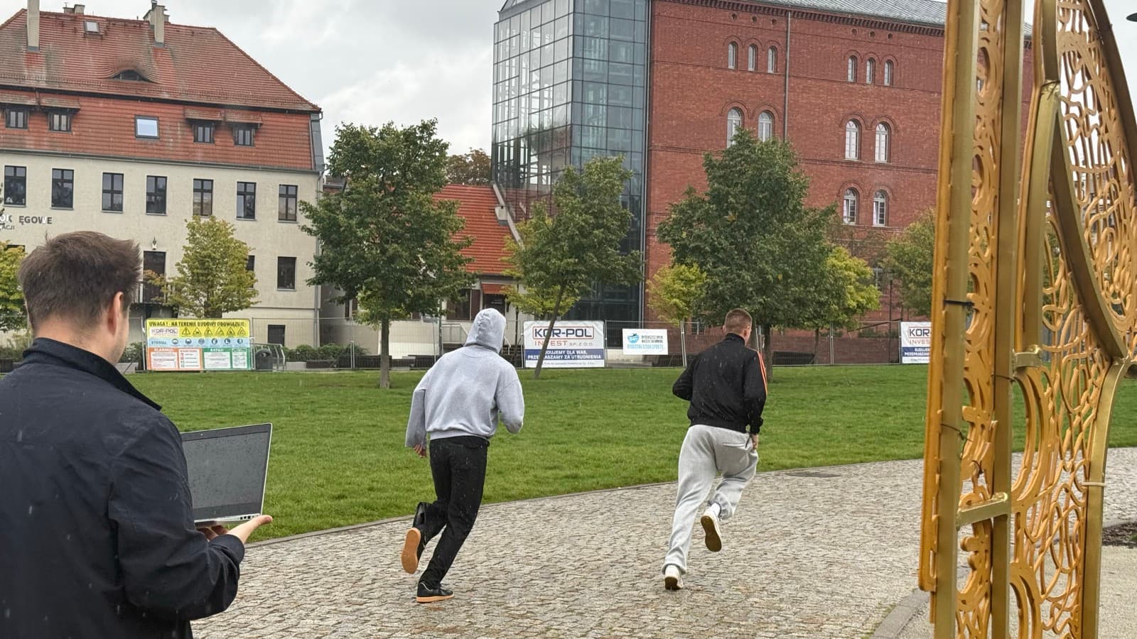 Drużyna biegnie do kolejnego punktu gry, prowadzący śledzi trasy na laptopie