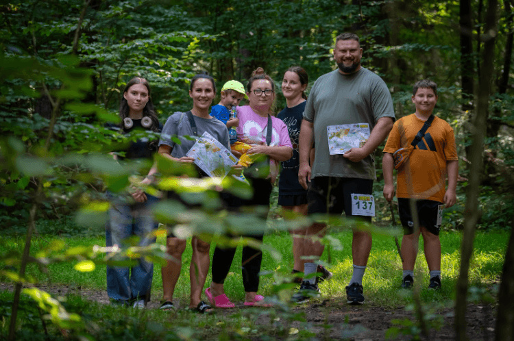 Uczestnicy Harpusia z mapami w lesie — źródło: harpagan.pl
