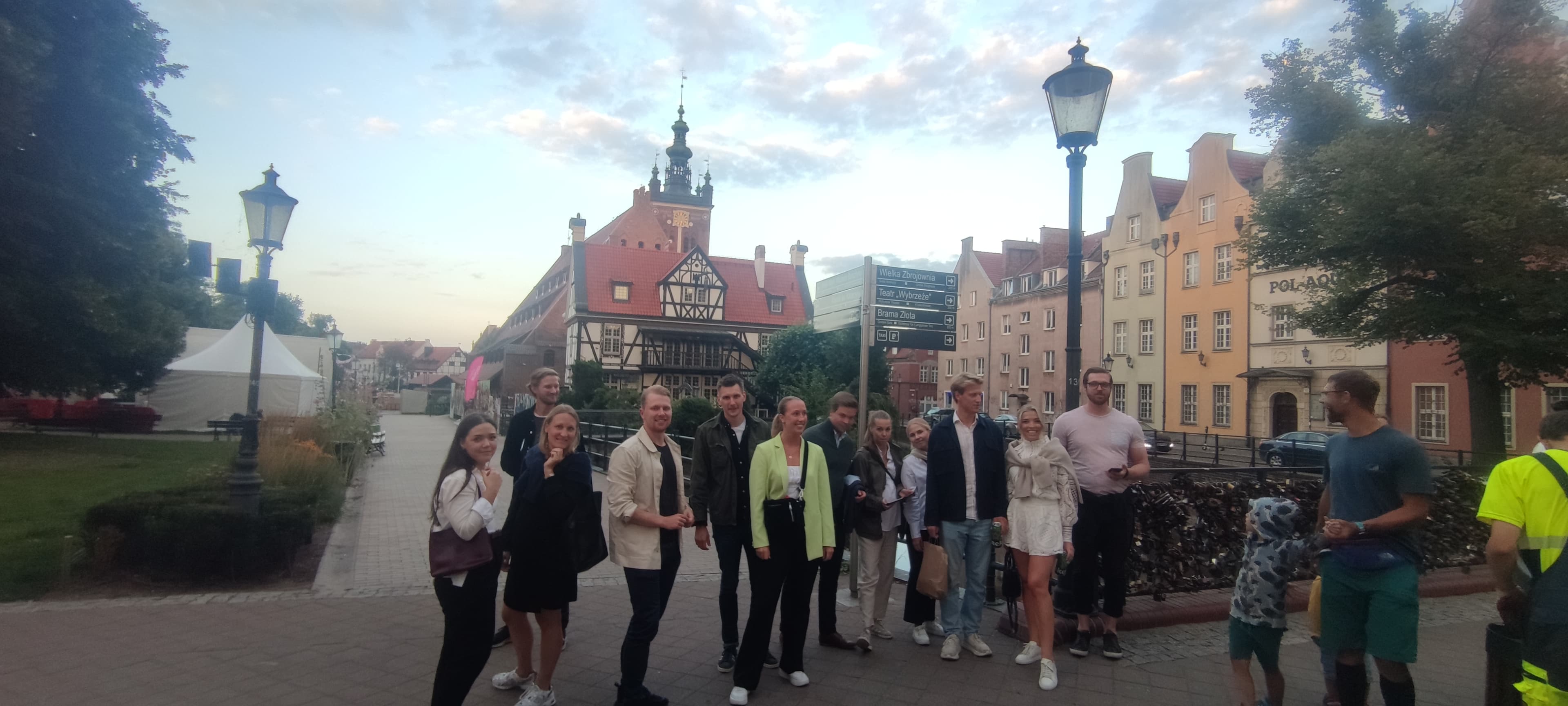 Grupa uczestników wieczornej gry integracyjnej w Gdańsku