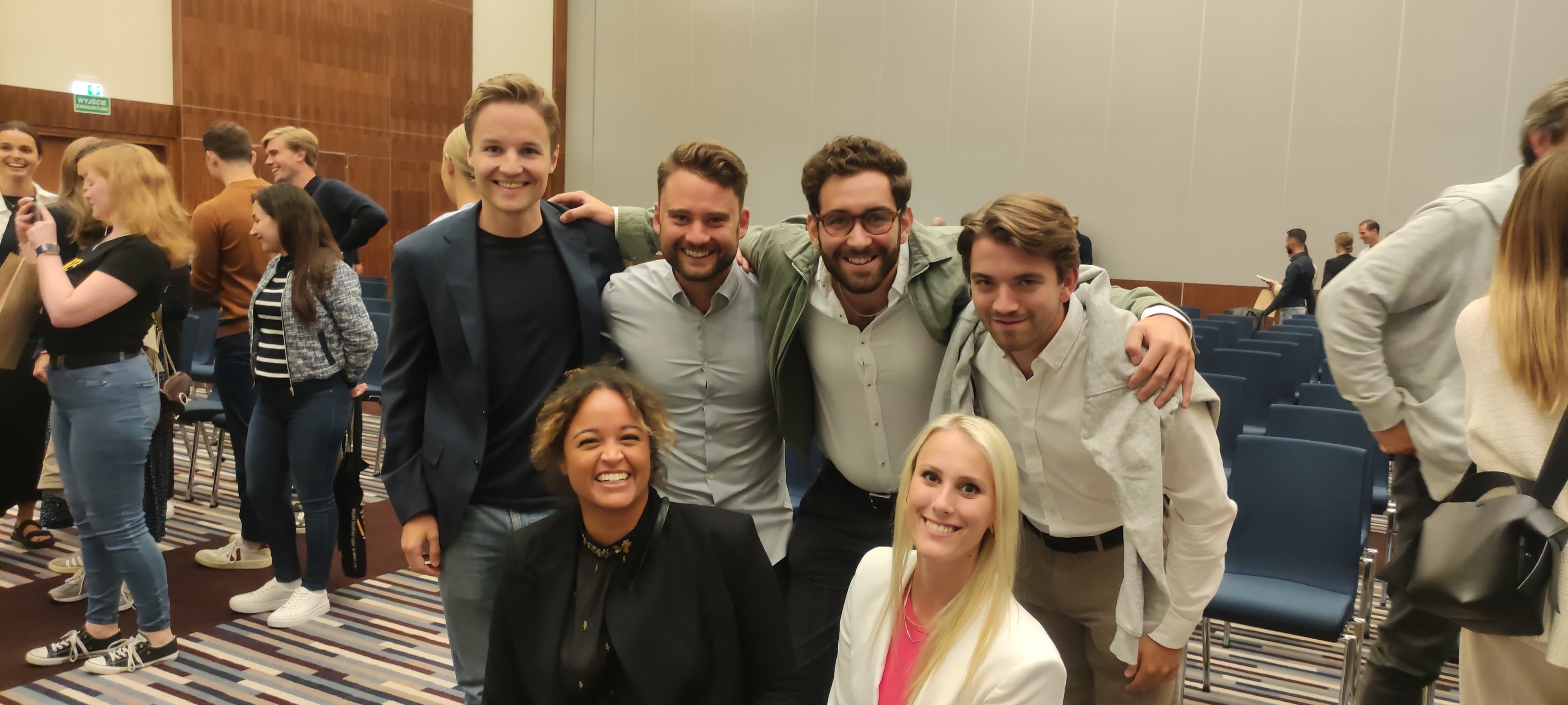 Uczestnicy gry miejskiej wieczorem w Gdańsku