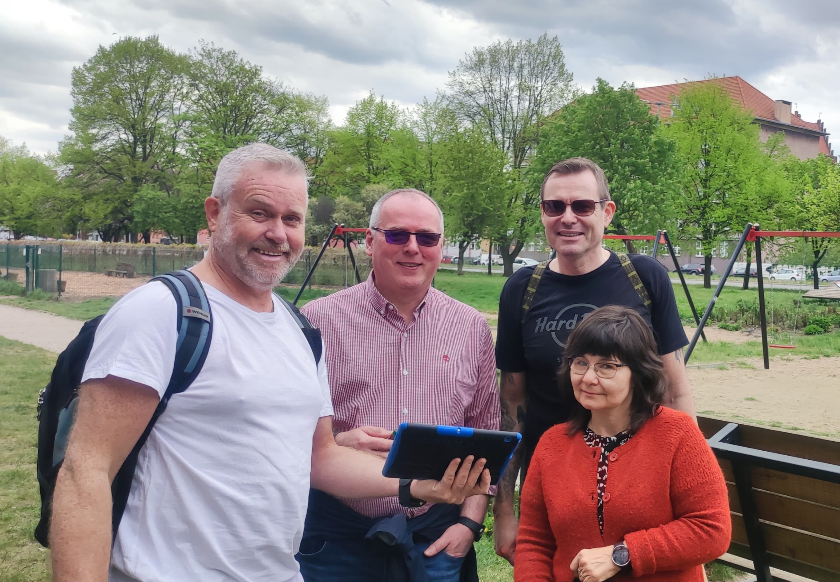 Grupa świętująca urodziny z grą miejską i tabletem