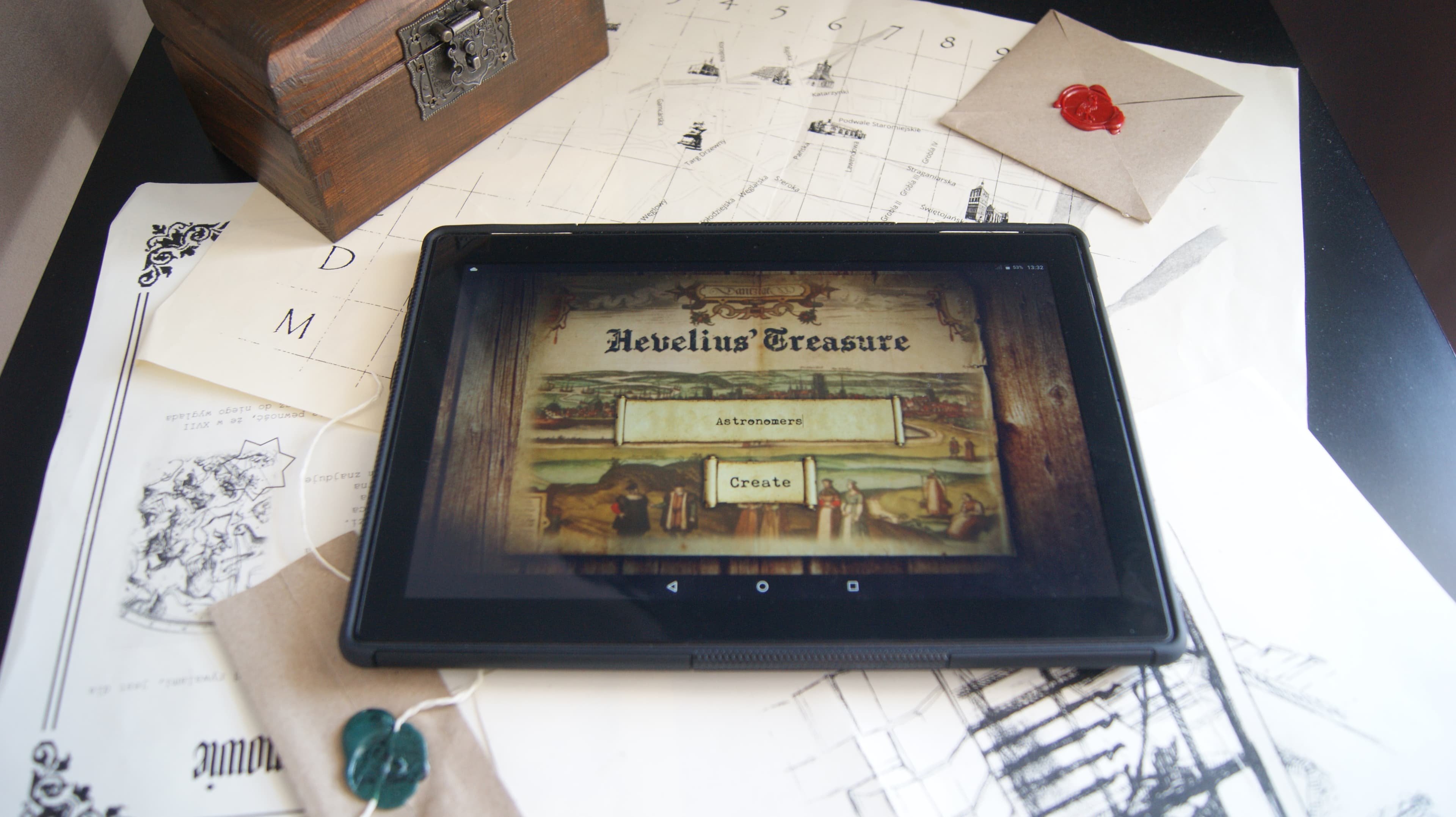Tablet z grą Hevelius Treasure i mapa do samodzielnego zwiedzania
